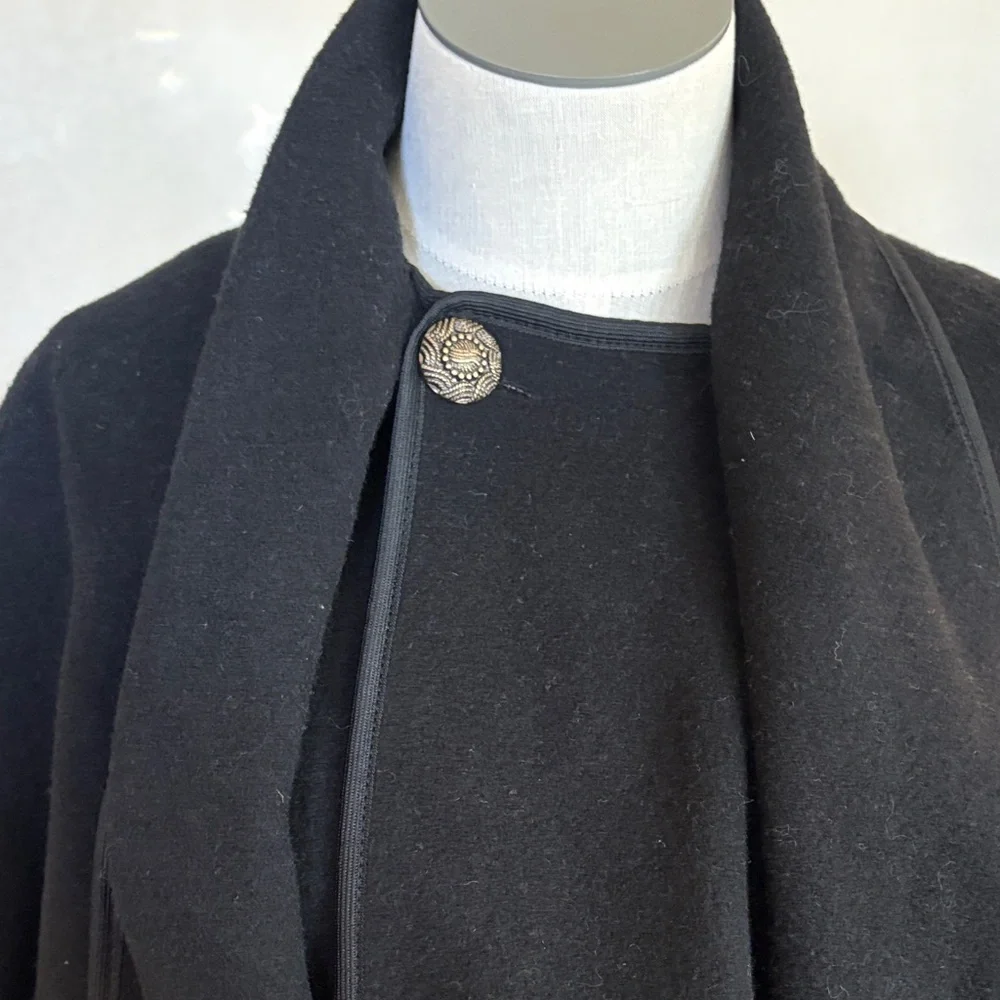 Elegant Black/aTartan reversible Cape for Women - Picture 5 of 10